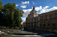 [Il fiume Tago scorre di fianco al Palacio Real di Aranjuez.]
