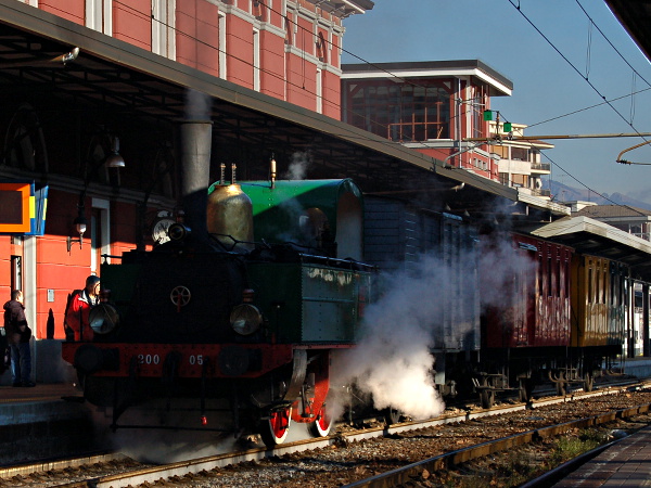 [Locomotiva a vapore storica FNM 200-05 in sosta nella stazione di Varese Nord]