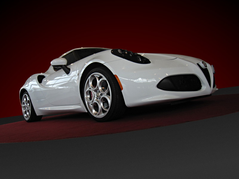 [Vista di muso dell'Alfa Romeo 4C]