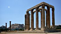[Il tempio di Zeus Olimpio ad Atene, con l'Acropoli sullo sfondo]