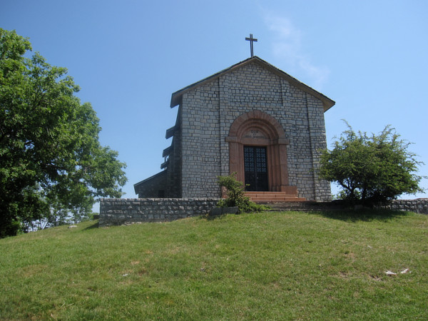 [Chiesetta di San Martino in Culmine, distrutta durante la battaglia e
successivamente ricostruita.  Cassano Valcuvia, 21 luglio 2019.]