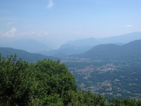 [Panorama della Valcuvia  dalla vetta del Monte  San Martino.  Cassano
Valcuvia, 21 luglio 2019.]