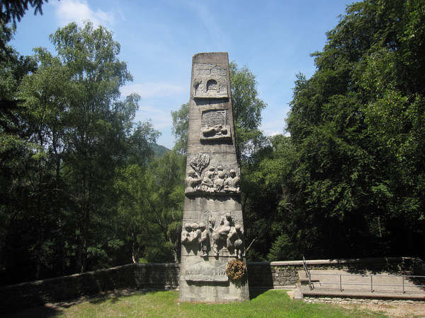 [Stele  in ricordo  della battaglia  del Monte  San Martino.   Cassano
Valcuvia, 21 luglio 2019.]