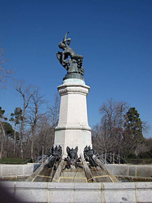 [La fontana dell'Angelo Caduto nel parco del Buen Ritiro a Madrid]