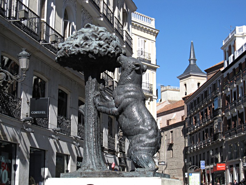 [Statua dell'Orso e del Corbezzolo a Puerta del Sol, Madrid]