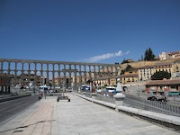 [Vista laterale delle arcate dell'acquedotto romano di Segovia]