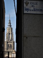 [Una stradina di Toledo, con il campanile della cattedrale sullo sfondo.]