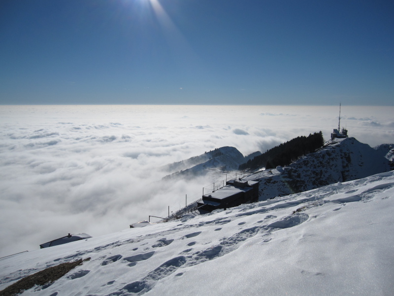 [La vetta del Generoso che emerge dalle nuvole]