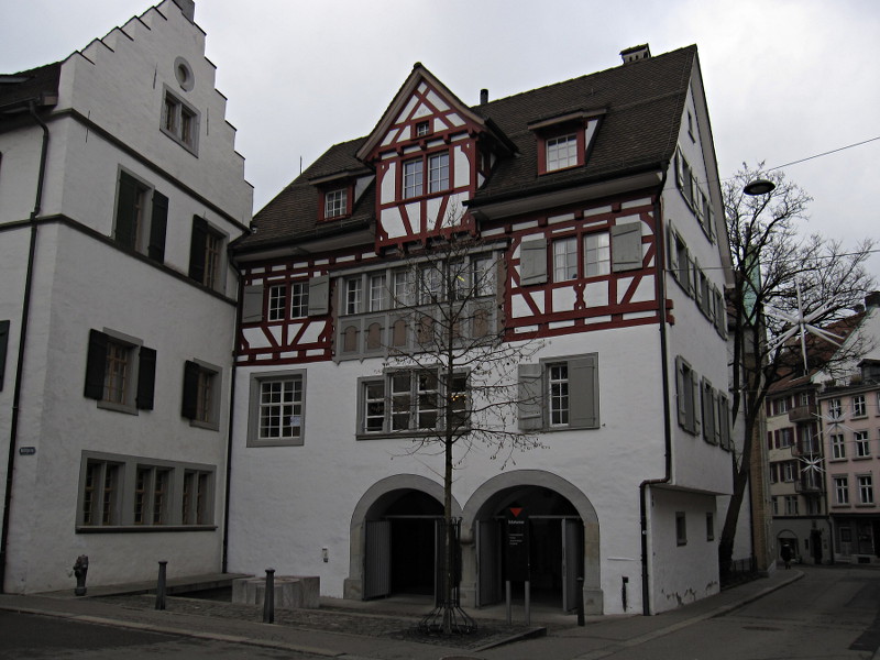 [Facciata di una casa a graticcio nel centro storico di San Gallo.]