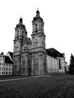 [Vista della cattedrale di San Gallo, con facciata barocca e doppio campanile]