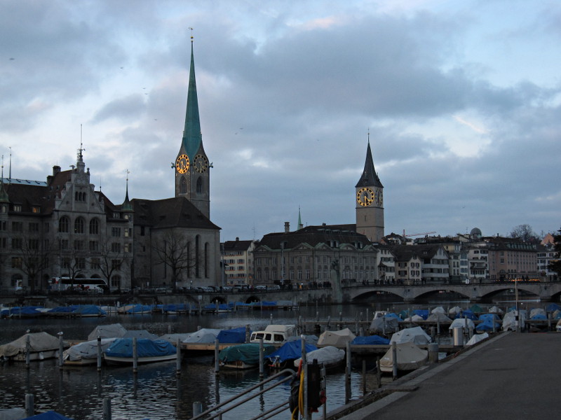 [Campanili delle chiese di Fraumünster e St. Peter a Zurigo]
