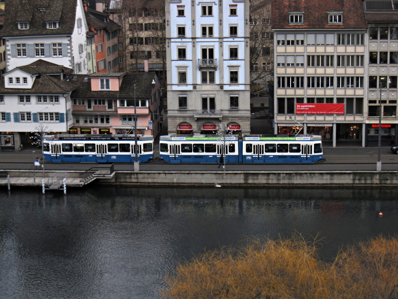 [Tram di Zurigo mentre percorre Limmatquai]