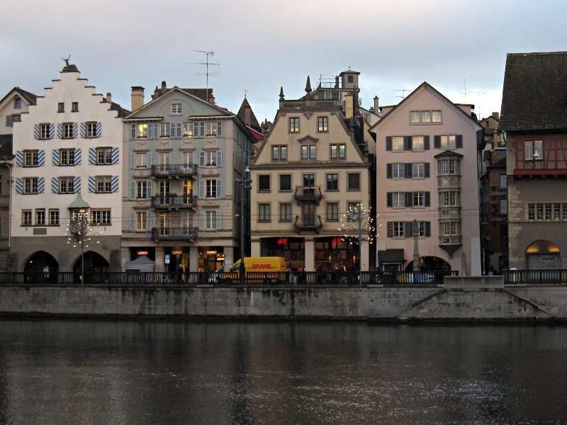 [Tipiche case sulla centrale Limmatquai a Zurigo]