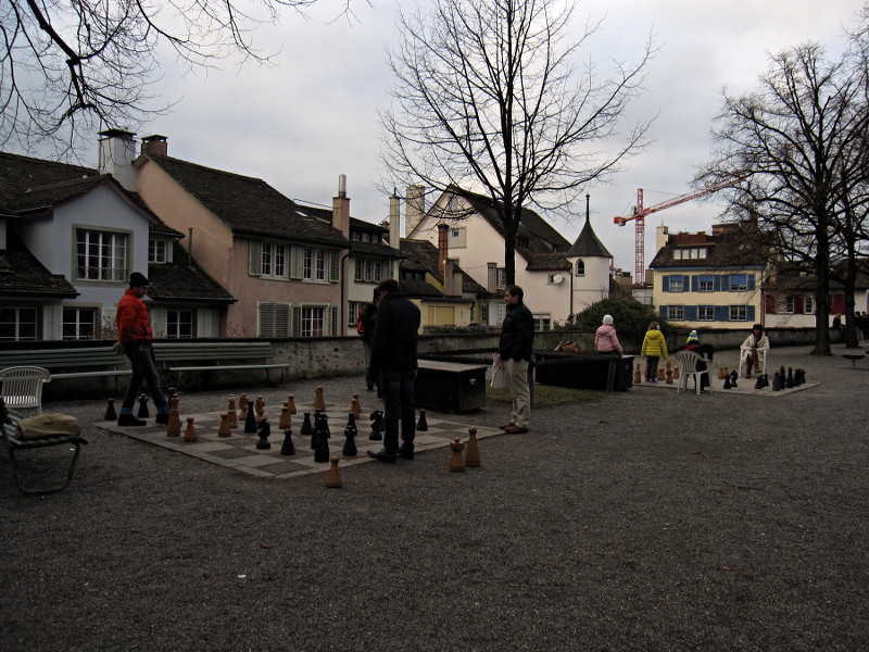 [Giocatori di scacchi in Lindenhof, famosa terrazza panoramica di Zurigo]