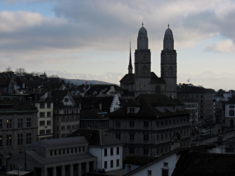 [Rathaus (municipio) e chiesa di Grossmünster a Zurigo]