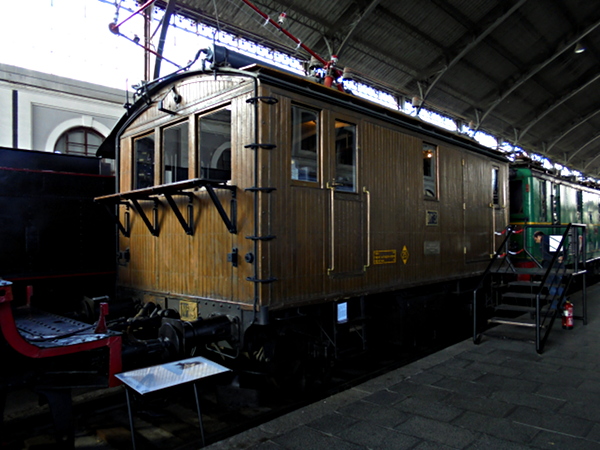 [La  locomotiva trifase  Nº3  della Compañía  de  los Caminos  de
Hierro del Sur de España, poi  passata a RENFE.  Museo del Ferrocarril
di Madrid Delicias, 5 gennaio 2016.]