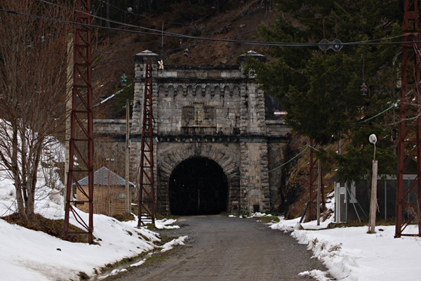 [Portale Sud del tunnel ferroviario di Somport.  Canfranc, 19 marzo 2016.]