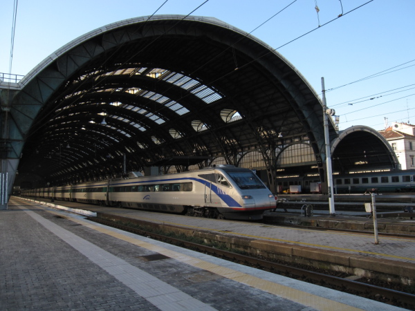 [Elettrotreno ETR 470.01 in livrea Cisalpino in
partenza da Milano Centrale (9 dicembre 2009)]