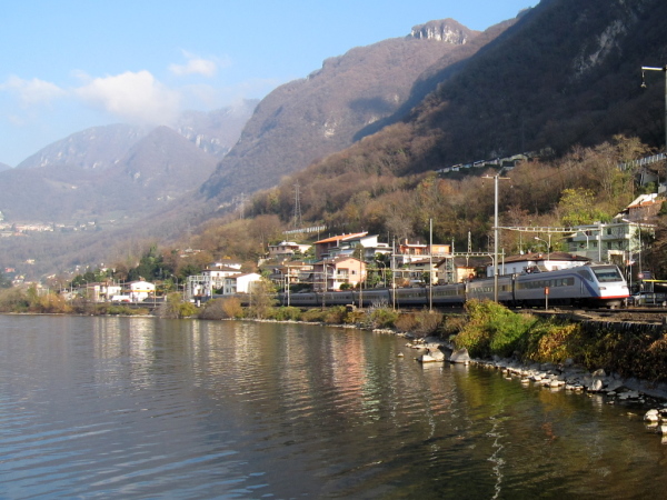 [Elettrotreno ETR 470 in transito a Capolago, sulla
riva del Lago di Lugano (novembre 2009)]