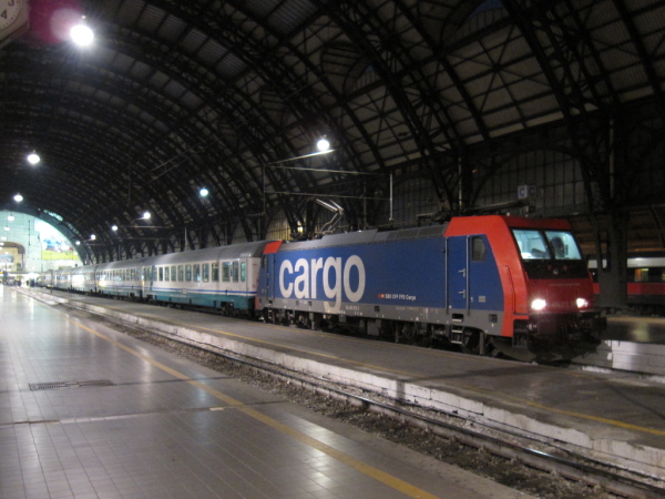 [Convolgio Eurocity di Cisalpino al traino della
locomotiva E484.015 in livrea SBB Cargo (11 dicembre 2009)]
