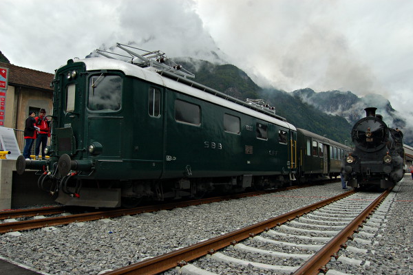 [Locomotiva elettrica Re 4/4<sup>I</sup> 10001, carrozza
leichtstahlwagen B 5466 e locomotiva a vapore C 5/6 2978 (Erstfeld, 4
giugno 2016)]