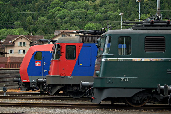 [Profilo delle locomotive elettriche Re 482.023, Re 620.033 e Ae 6/6
11421 «Graubünden» (Erstfeld, 4 giugno 2016)]