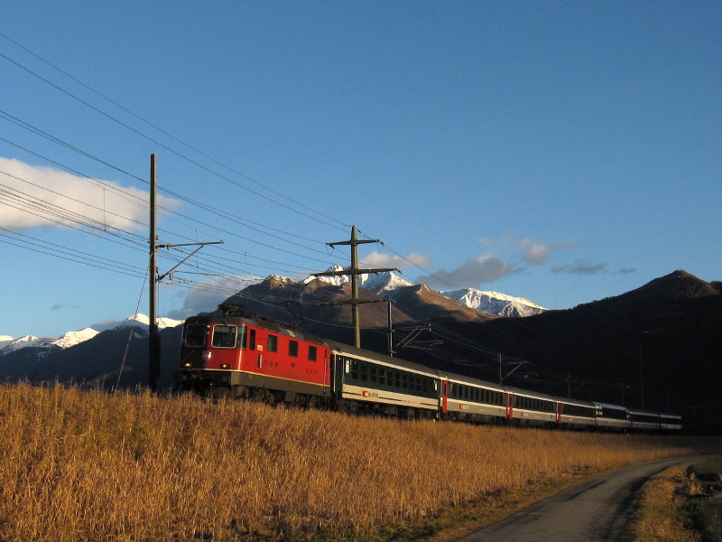 [Re 4/4 con treno Interregio Zurigo-Locarno]