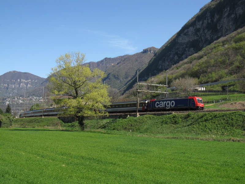 [Locomotiva Re 484 delle Ferrovie Federali Svizzere in testa a un treno EuroCity Zurigo-Milano]