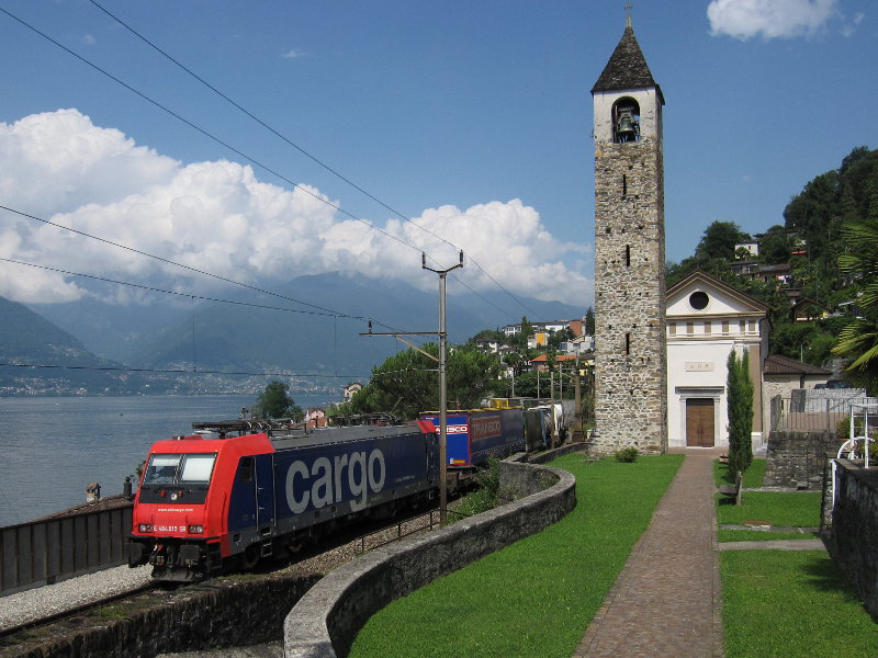 [Locomotiva Re 484 con treno merci in transito a San Nazaro sul Lago Maggiore]