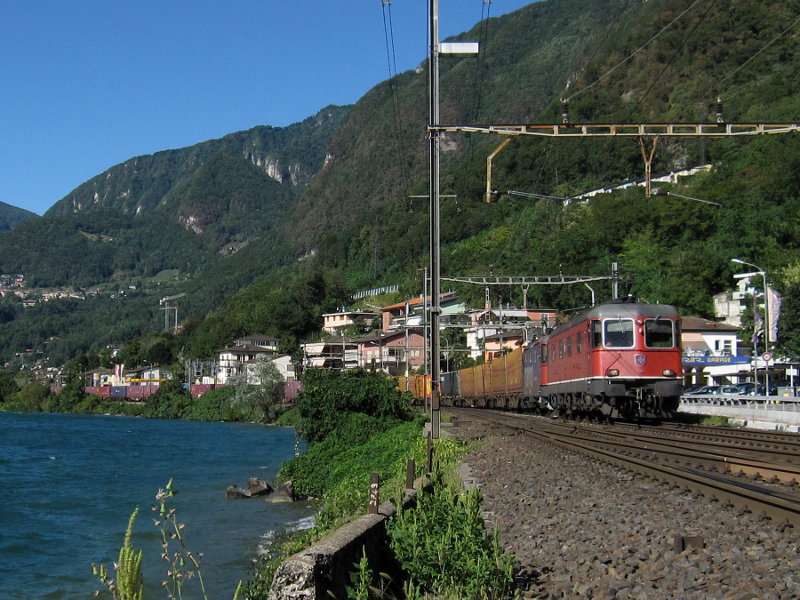 [Treno merci intermodale con doppia trazione di Re 6/6 e Re 4/4 in transito a Capolago]