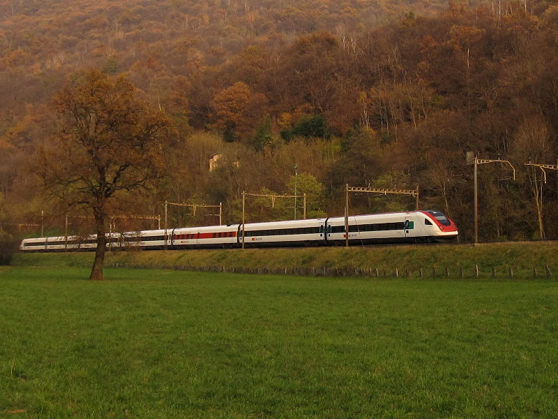 [Elettrotreno pendolante RABDe 500 ICN in transito presso Taverne]