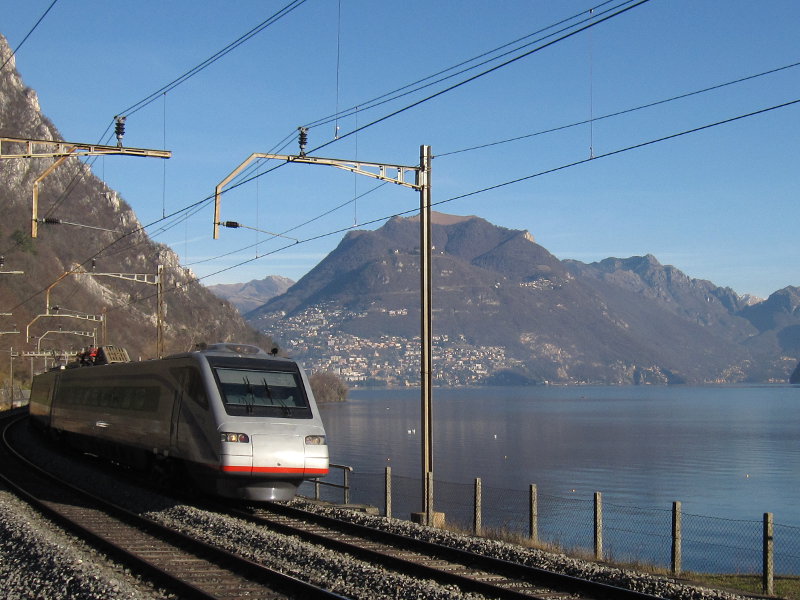[Elettrotreno ETR 470 in transito a Melide mentre effettua un EuroCity Zurigo-Milano]