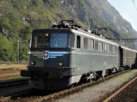 [Locomotiva elettrica Ae 6/6 11421 Graubunden con treno storico in stazione a Biasca]