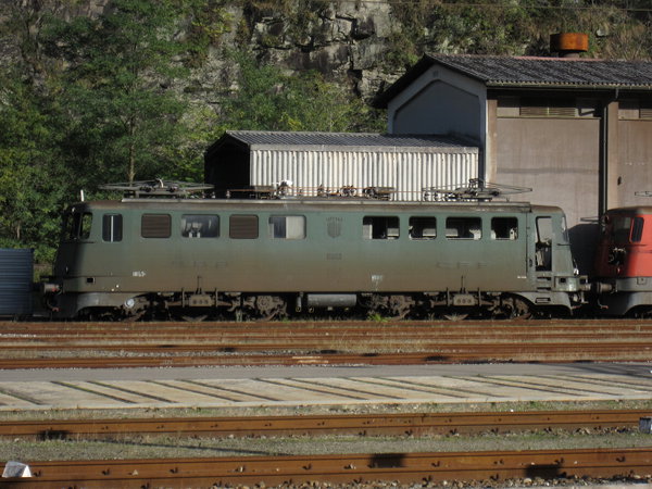 [La vecchia
locomotiva Ae 6/6 11503 Payerne accantonata nella stazione di
Biasca]