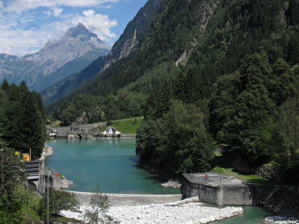 [Vista del
bacino idroelettrico di Pfaffensprung sul corso del fiume Reuss tra
Wassen e Gurtnellen]