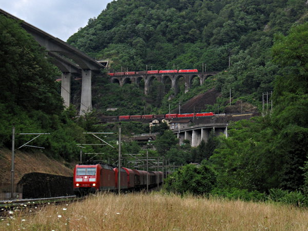 [Treno merci con
doppia trazione di locomotive Br. 185 DB scende lungo gli anelli della
Biaschina, presso Giornico]