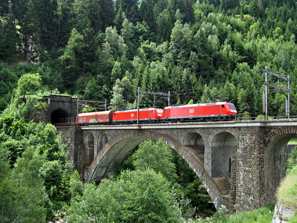 [Treno merci con
doppia trazione di Br. 185 DB sul ponte di Stalvedro]