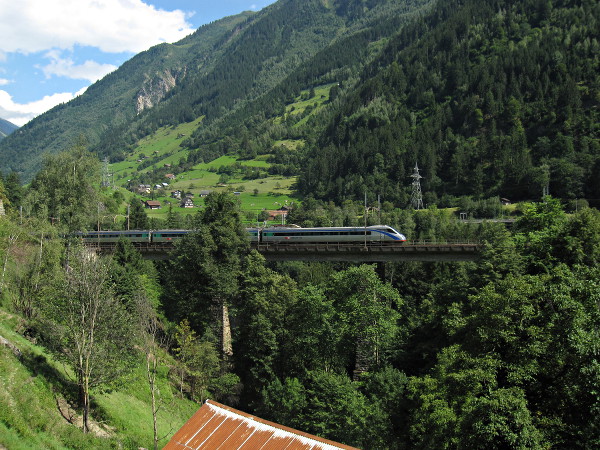 [Elettrotreno pendolante ETR 470 in livrea ex Cisalpino in
transito sullo Zgraggentalbrücke presso Intschi.]