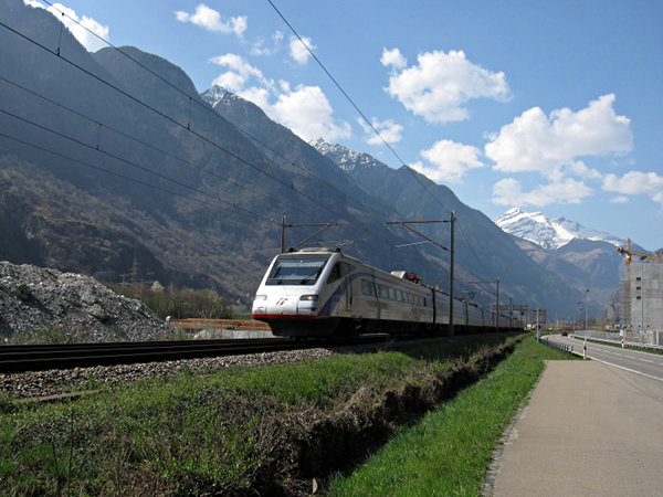 [Elettrotreno
pendolante ETR.470 di Trenitalia in transito a Pollegio sul vecchio
tracciato della ferrovia del Gottardo.]