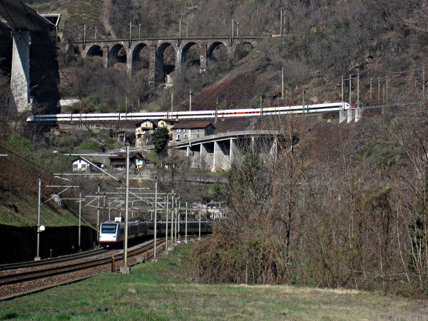 [Un elettrotreno ETR 470 ed un RABDe 500 si incrociano sugli
anelli della Biaschina, lungo la ferrovia del Gottardo]