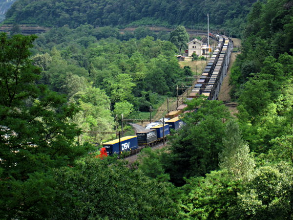 [Incrocio di due
treni merci nella ex stazione di Giornico]