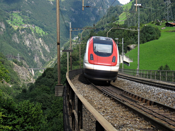 [Elettrotreno
pendolante RABDe 500 di SBB in transito sull'Intschireussbrücke tra
Intschi e Amsteg.  Sullo sfondo il Kärstelenbachbrücke]