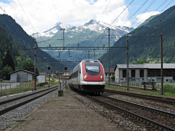 [Elettrotreno RABDe 500 in ingresso nella stazione di
Ambrì-Piotta]