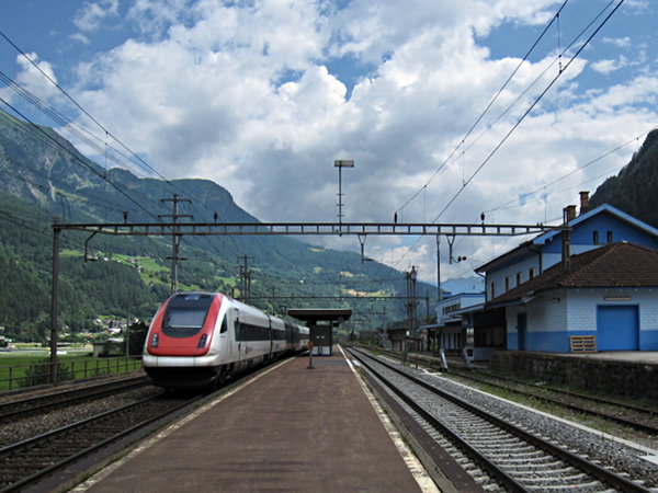 [Elettrotreno RABDe 500 in transito nella stazione di
Ambrì-Piotta]