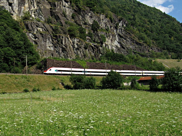 [Elettrotreno
RABDe 500 in corsa tra Lavorgo e Faido, lungo la ferrovia del San
Gottardo]