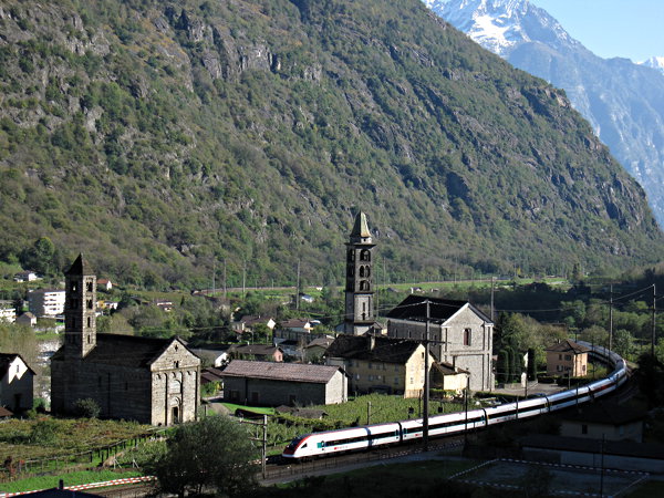 [Treno ICN
espletato con doppia composizione di RABDe 500 in transito a Giornico,
davanti alle chiese di San Nicolao e San Michele]