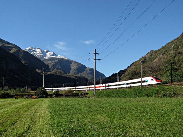 [Elettrotreno
pendolante RABDe 500 in transito presso Giornico]