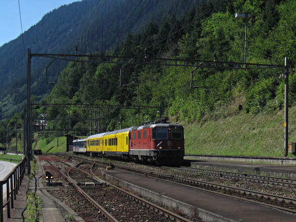 [Convoglio
diagnostico con Re 4/4, due carrozze speciali e carrozza pilota in
transito nella stazione di Wassen]