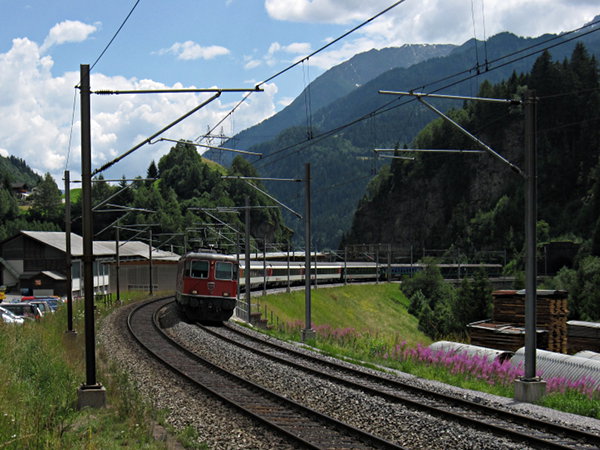 [Interregionale trainato dalla Re 4/4 11148 in transito presso
Airolo]