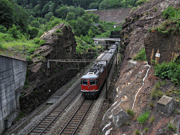 [Treno interregionale trainato da Re 4/4 in uscita dalla galleria
elicoidale di Freggio, presso l'orrido di Monte Piottino]